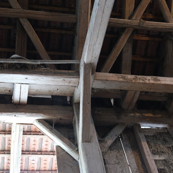 Holztor und Balken