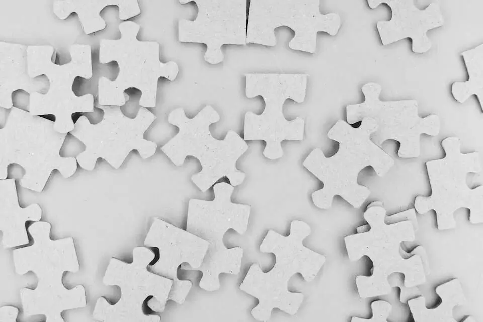 Weisse Puzzleteile auf weissem Hintergrund