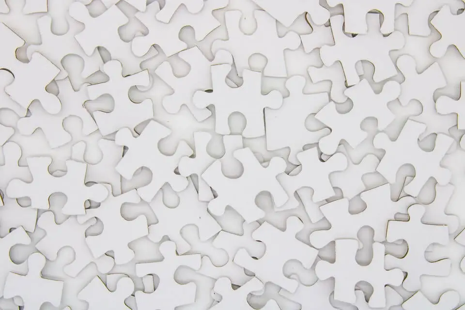 Weisse Puzzleteile auf weissem Hintergrund